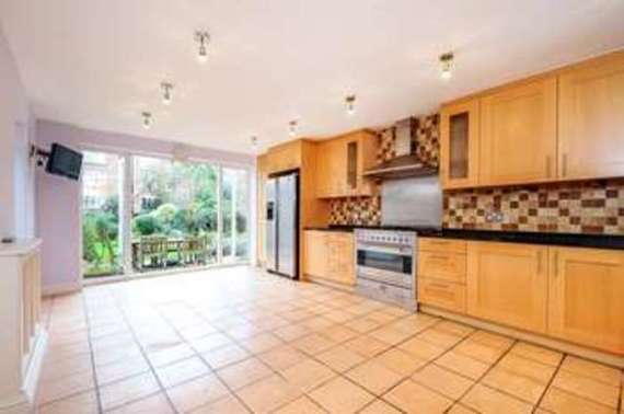 5 bedroom Detached t...